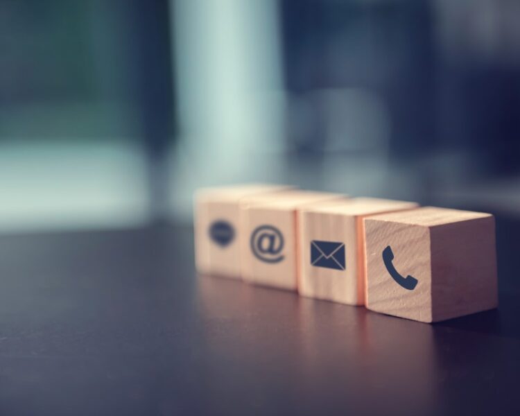 contact-us-concept-wood-block-symbol-telephone-mail-address-desk (Střední)